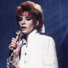 Mylène Farmer chante Ainsi soit je dans l'émission À la folie pas du tout sur TF1 le 19 juin 1988