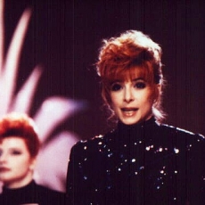 Mylène Farmer chante Pourvu qu'elles soient douces dans l'émission Cocoparadise sur TF1 le 16 novembre 1988