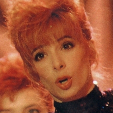 Mylène Farmer chante Pourvu qu'elles soient douces dans l'émission Cocoparadise sur TF1 le 16 novembre 1988