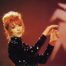 Mylène Farmer chante Pourvu qu'elles soient douces dans l'émission Cocoparadise sur TF1 le 16 novembre 1988