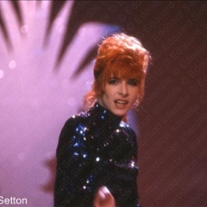 Mylène Farmer chante Pourvu qu'elles soient douces dans l'émission Cocoparadise sur TF1 le 16 novembre 1988