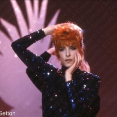 Mylène Farmer chante Pourvu qu'elles soient douces dans l'émission Cocoparadise sur TF1 le 16 novembre 1988