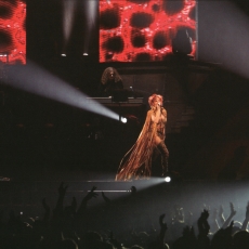 Mylène Farmer chante "Peut-être toi" - Avant que l'ombre... à Bercy - Photographe : Claude Gassian