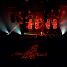 Mylène Farmer chante "Peut-être toi" - Avant que l'ombre... à Bercy - Photographe : Claude Gassian