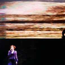 Mylène Farmer - Nobody Knows - Avant que l'ombre... à Bercy - 2006 - Photo : Claude Gassian