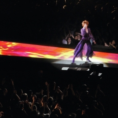 Mylène Farmer chante "Désenchantée" - Avant que l'ombre... à Bercy - Photographe : Claude Gassian