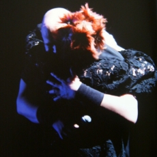 Mylène Farmer et Abraham Laboriel Jr. chantent "Les mots" - Avant que l'ombre... à Bercy - Photographe : Claude Gassian