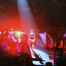 Mylène Farmer chante "Fuk them all" - Avant que l'ombre... à Bercy - Photographe : Claude Gassian