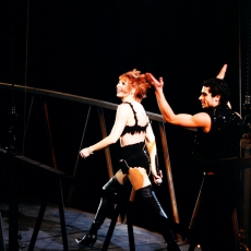 Mylène Farmer chante "Fuk them all" - Avant que l'ombre... à Bercy - Photographe : Claude Gassian