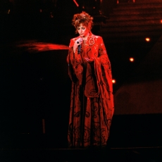 Mylène Farmer chante "Avant que l'ombre...." - Avant que l'ombre... à Bercy - Photographe : Claude Gassian