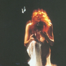 Mylène Farmer - Mylenium Tour - Innamoramento - Photographe : Claude Gassian