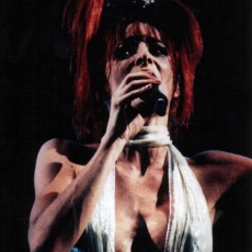 Mylène Farmer - Mylenium Tour - Concert au Dôme à Marseille le 21 septembre 1999 - Mylène porte la robe vert émeraude sur le tableau final