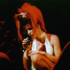 Mylène Farmer - Mylenium Tour - Concert au Dôme à Marseille le 21 septembre 1999 - Mylène porte la robe vert émeraude sur le tableau final