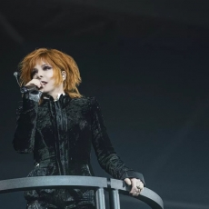 Mylène Farmer chante "Peut-être toi" - Nevermore - Photographe : Robin