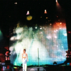 Mylène Farmer - Que mon coeur lâche - Tour 1996 - Photographe : Claude Gassian