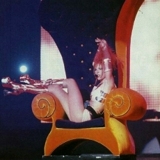 Mylène Farmer - Tour 1996 - Libertine - Photographe : Claude Gassian