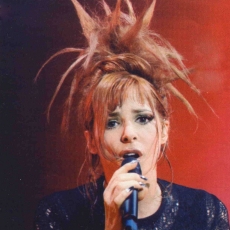 Mylène Farmer - Comme j'ai mal - Tour 1996 - Photographe : Claude Gassian