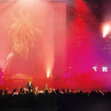 Mylène Farmer - Comme j'ai mal - Tour 1996 - Photographe : Claude Gassian