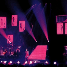 Mylène Farmer chante "Appelle mon numéro" - Tour 2009  