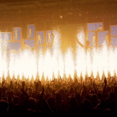 Mylène Farmer chante "XXL" - Tour 2009 