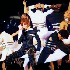 Mylène Farmer chante "Libertine" - Tour 2009