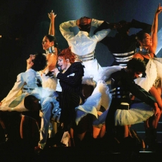 Mylène Farmer chante "Libertine" - Tour 2009