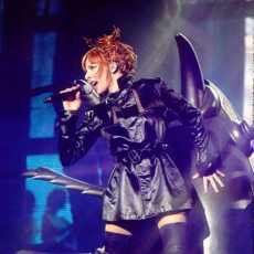 Mylène Farmer chante "Dégénération" sur le "Tour 2009 - Photographe : Claude Gassian 