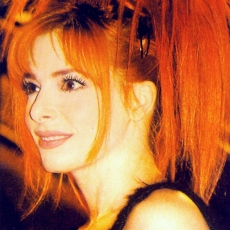 Mylène Farmer - NRJ Music Awards 2000 - Montée des marches