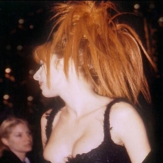 Mylène Farmer - NRJ Music Awards 2000 - Montée des marches