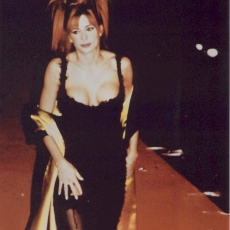 Mylène Farmer - NRJ Music Awards 2000 - Montée des marches