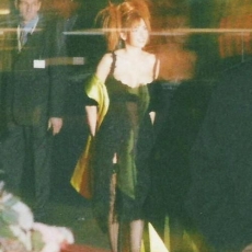 Mylène Farmer - NRJ Music Awards 2000 - Montée des marches