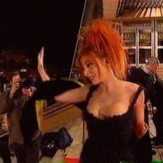 Mylène Farmer - NRJ Music Awards 2000 - Montée des marches