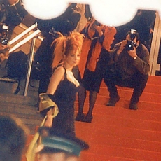 Mylène Farmer - NRJ Music Awards 2000 - Montée des marches