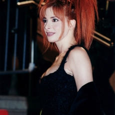 Mylène Farmer - NRJ Music Awards 2000 - Montée des marches