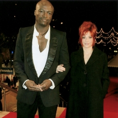 Mylène Farmer et Seal - NRJ Music Awards 2002 - Montée des marches