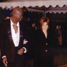 Mylène Farmer et Seal - NRJ Music Awards 2002 - Montée des marches