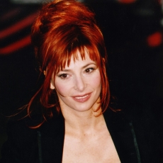 Mylène Farmer - NRJ Music Awards 2003 - Montée des marches