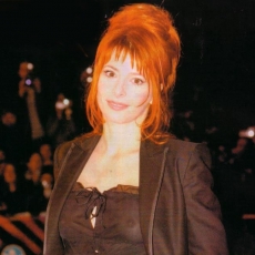 Mylène Farmer - NRJ Music Awards 2003 - Montée des marches