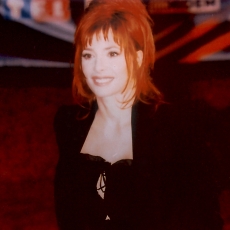 Mylène Farmer - NRJ Music Awards 2003 - Montée des marches