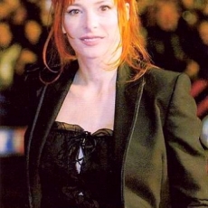 Mylène Farmer - NRJ Music Awards 2003 - Montée des marches