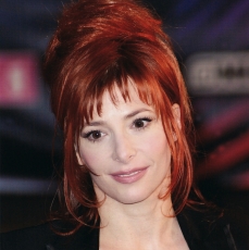 Mylène Farmer - NRJ Music Awards 2003 - Montée des marches