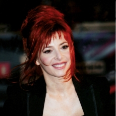 Mylène Farmer - NRJ Music Awards 2003 - Montée des marches