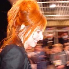 Mylène Farmer - NRJ Music Awards 2003 - Montée des marches