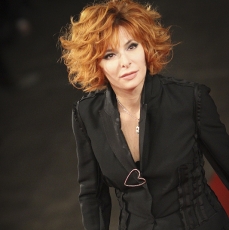 Mylène Farmer NRJ Music Awards 2011 Tapis Rouge