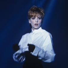 Mylène Farmer chante 