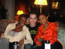 Johnanna Manchec (à droite) avec le danseur Reed Kelly et la choriste Esther Dobong en 2009 lors du Tour 2009