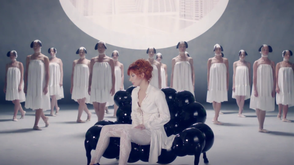 Mylène Farmer Lonely Lisa Clip réalisé par Roy Raz